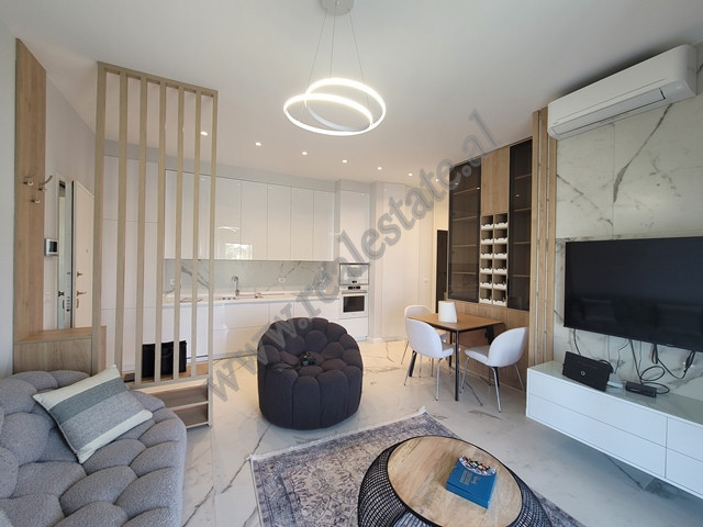 Apartament 2+1 per qira prane zones se Lundres ne Tirane.
Apartamenti pozicionohet ne katin e dyte 